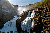 Norvegia altopiano dell'Hardanger, lungo la Flambahna la linea ferroviaria che scende all'Aurlandsfjord il treno si è fermato davanti ad una spettacolare cascata.